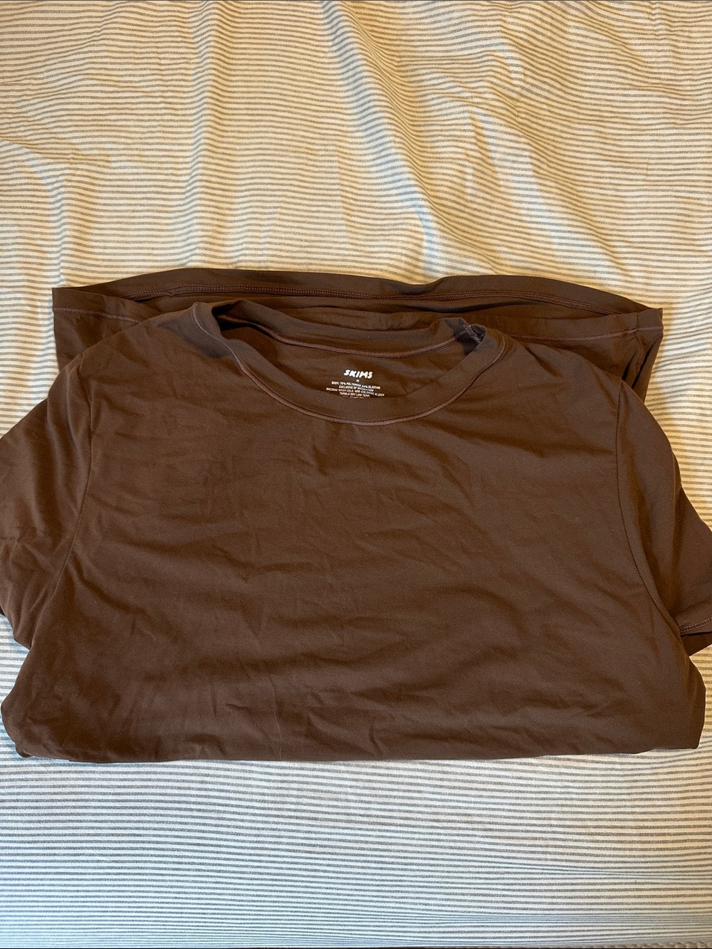 SKIMS Fits Everybody Tee - Picture 2 of 4